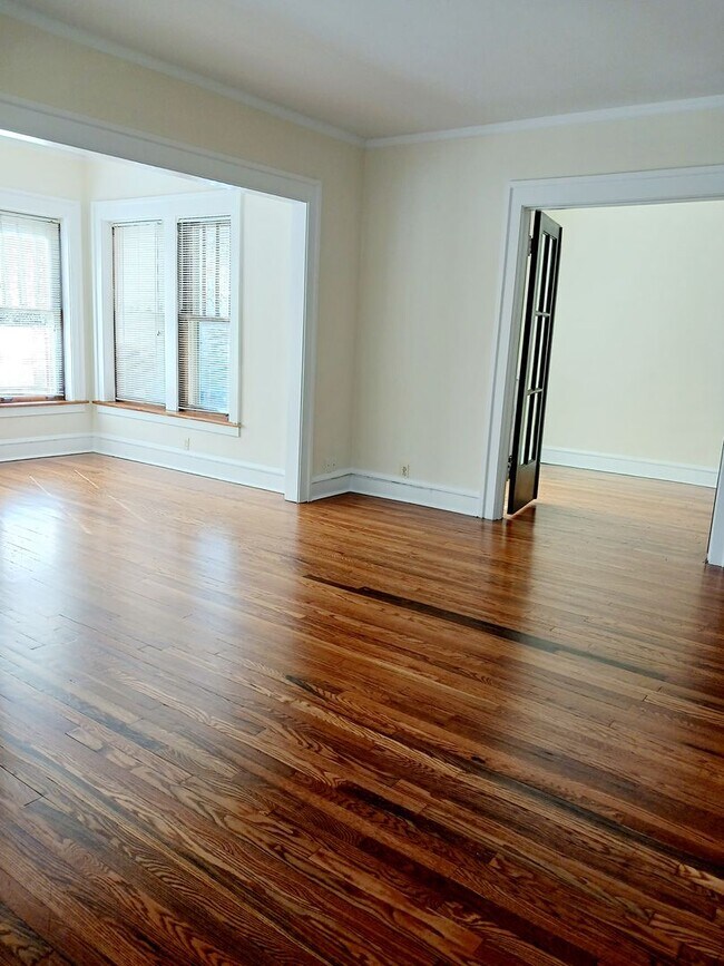 Interior Photo - 5752-58 N Winthrop Ave