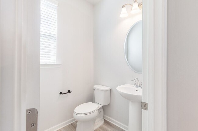 Building Photo - Newly Constructed 3bd/3.5ba w/ Gym, Min From Airport and Downtown Hapeville!