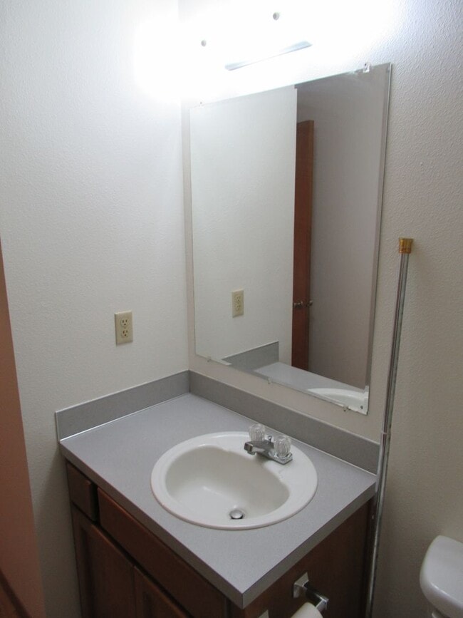 Building Photo - Large Three Bedroom in South Salem!
