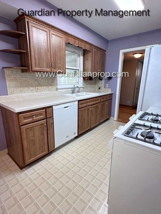 Building Photo - Richfield Single Family Home, Fenced Yard, 2 Car Garage, Dishwasher