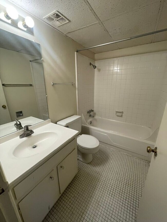 Building Photo - Perfect One Bedroom by Silas Creek