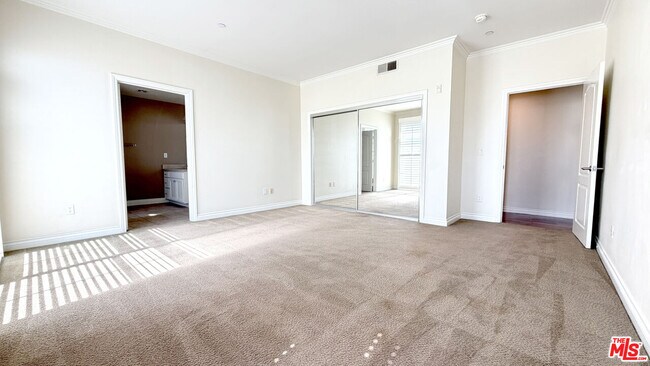 Building Photo - 956 S Wilton Pl