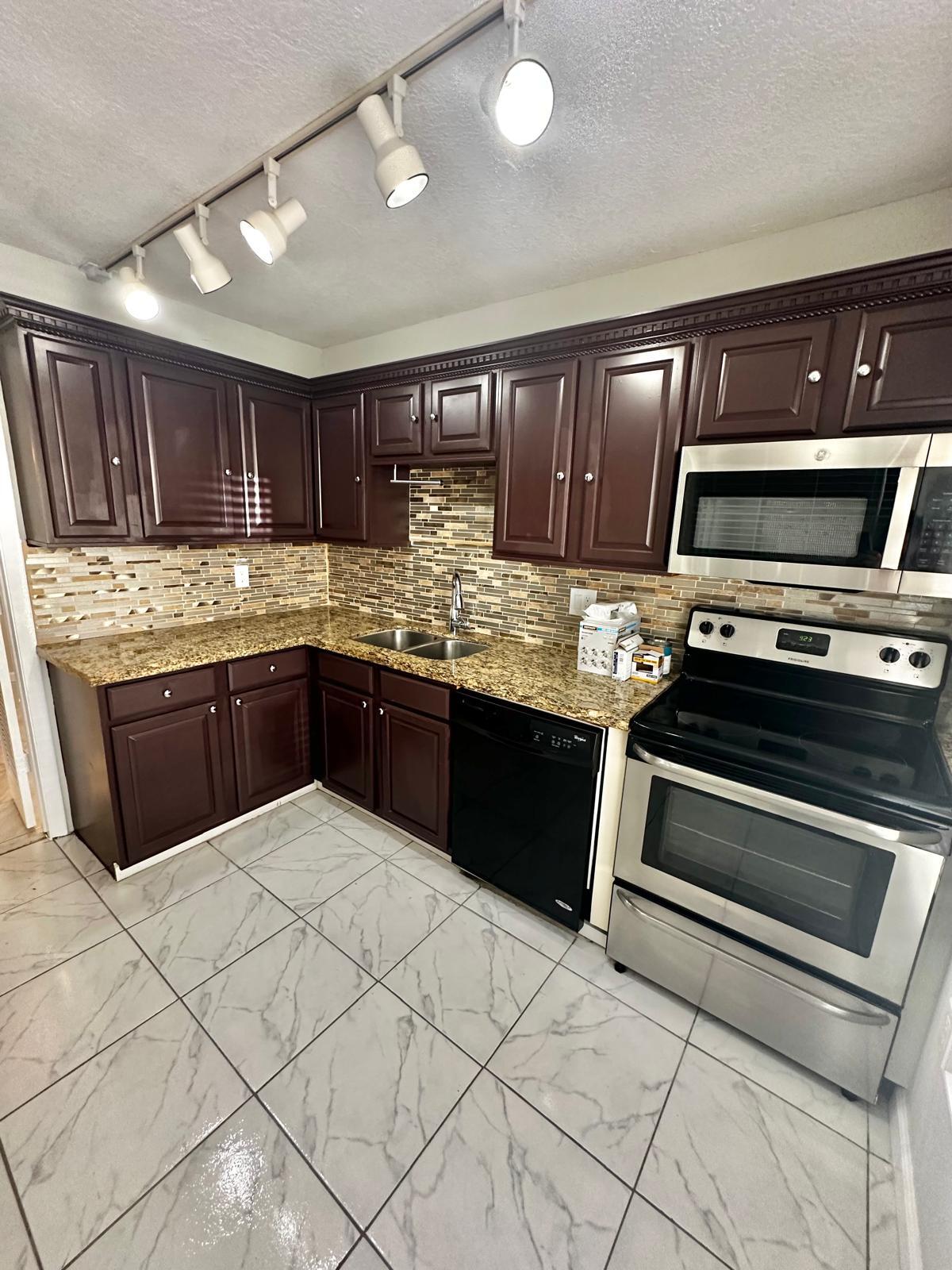 Building Photo - 4158 Inverrary Dr