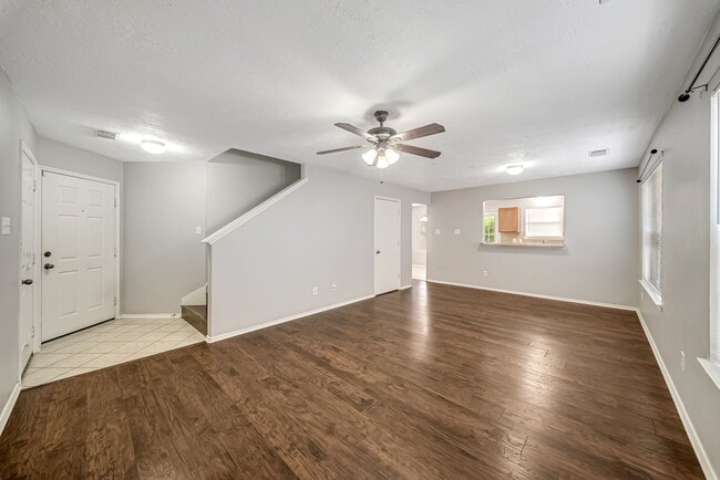 Building Photo - 33127 Cottonwood Bend