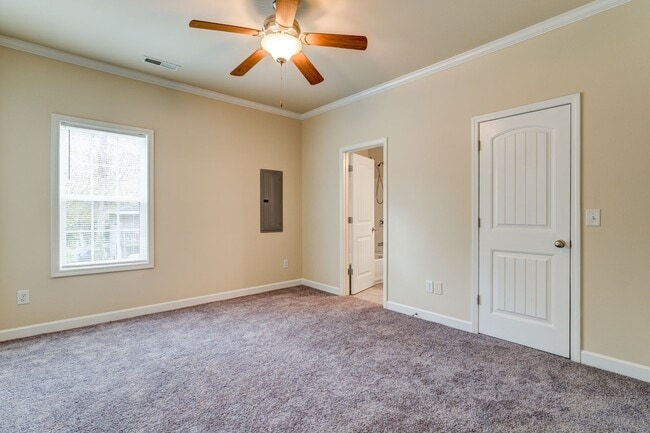 Building Photo - Feels Like New 3 Bed 2 Bath Minutes from High Point University!