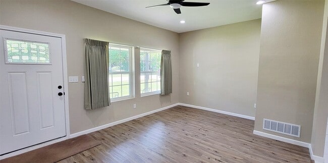 Building Photo - 309 W Morton Ave
