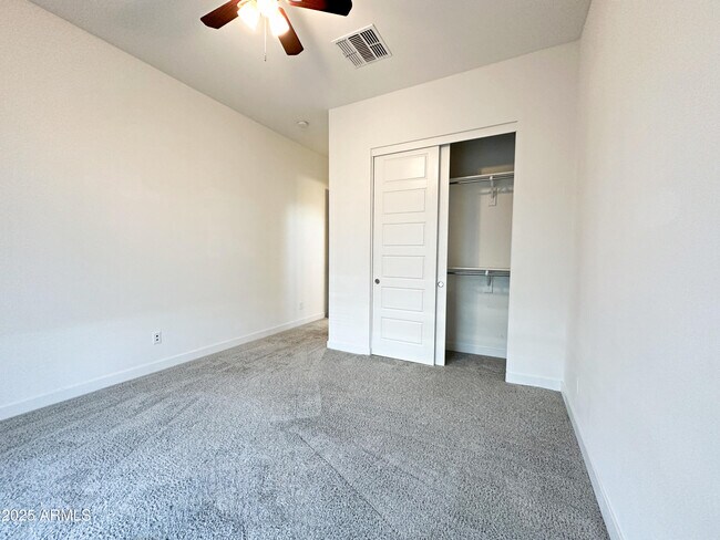 Building Photo - 9414 S 7th Pl