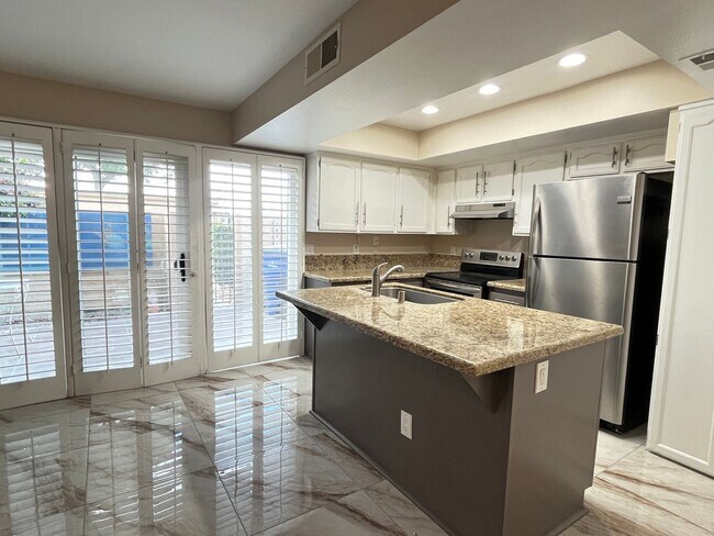 Building Photo - Spacious 3 Bedroom, 2.5 Bath Condo in a Be...