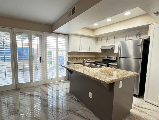 Building Photo - Spacious 3 Bedroom, 2.5 Bath Condo in a Beautiful Park-Like Community