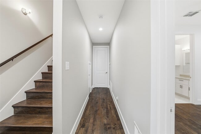 Building Photo - 3008 Zenia Dr