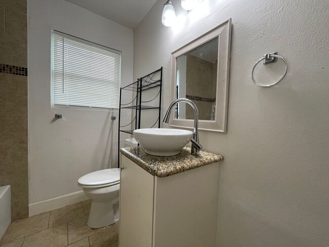 Building Photo - 2 Bedroom 1 Bath Home in Fort Worth