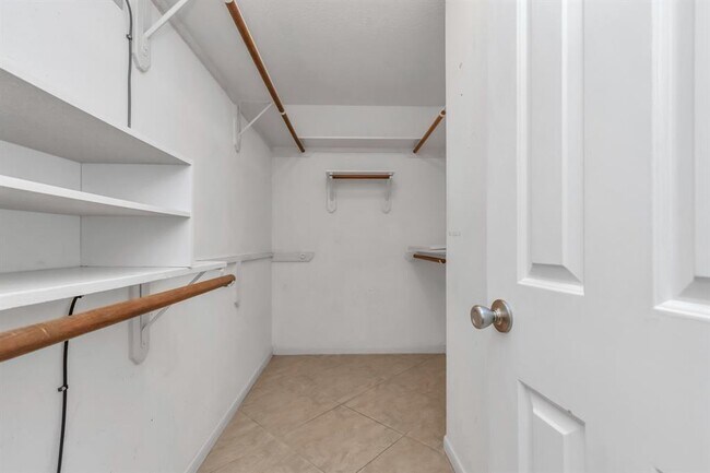 Building Photo - 4611 Bermuda Dr