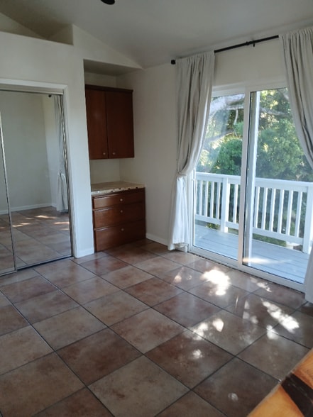 Building Photo - 550 Madera Ave