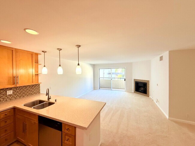 Building Photo - Fantastic Spacious 2 bed 2 bath condo in prime Sherman Oaks - Studio City with Pool and Gym!