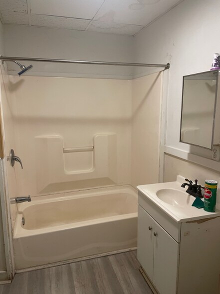 Building Photo - 33 Henry St