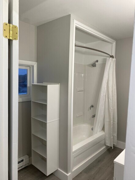 Building Photo - 107 E 10th St