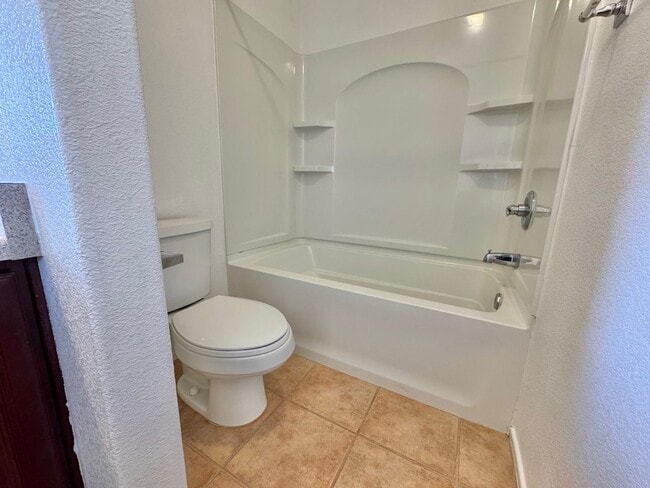 Building Photo - Beautiful 3 bedroom/2.5 bath home in great neighborhood