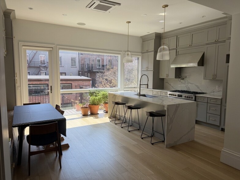 Building Photo - 139 Grand St