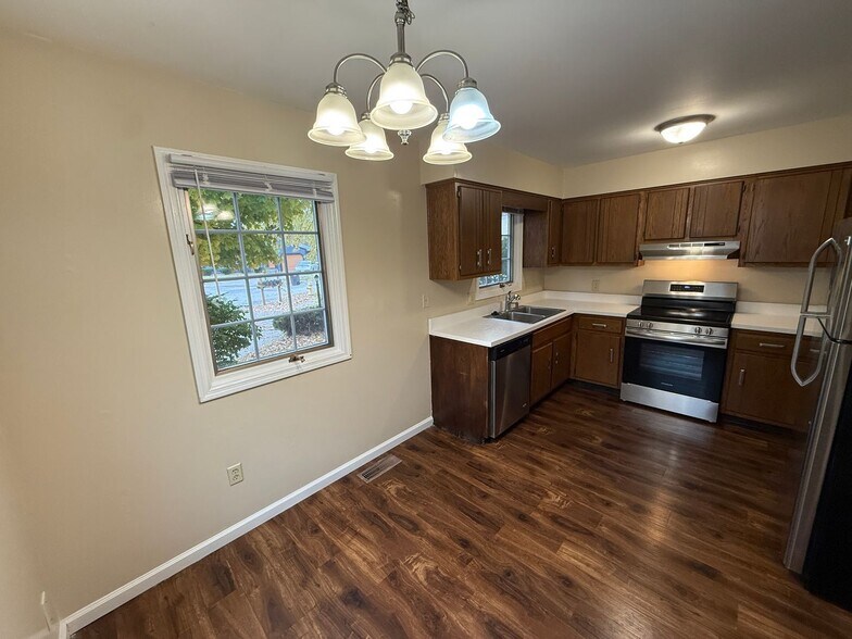 Building Photo - 5722 Bluebird Ct