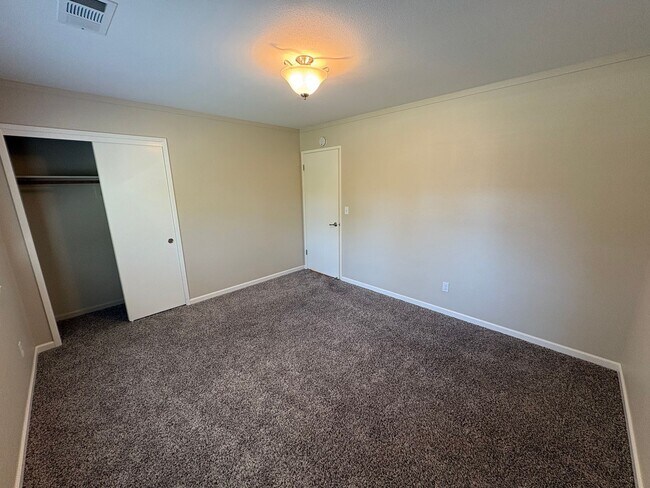 Building Photo - Beautiful Home with solar Rent Ready!