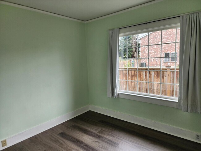 Building Photo - 609 5th Ave NW