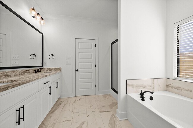 Building Photo - 4 bedroom, 2 bath home in the heart of Cen...