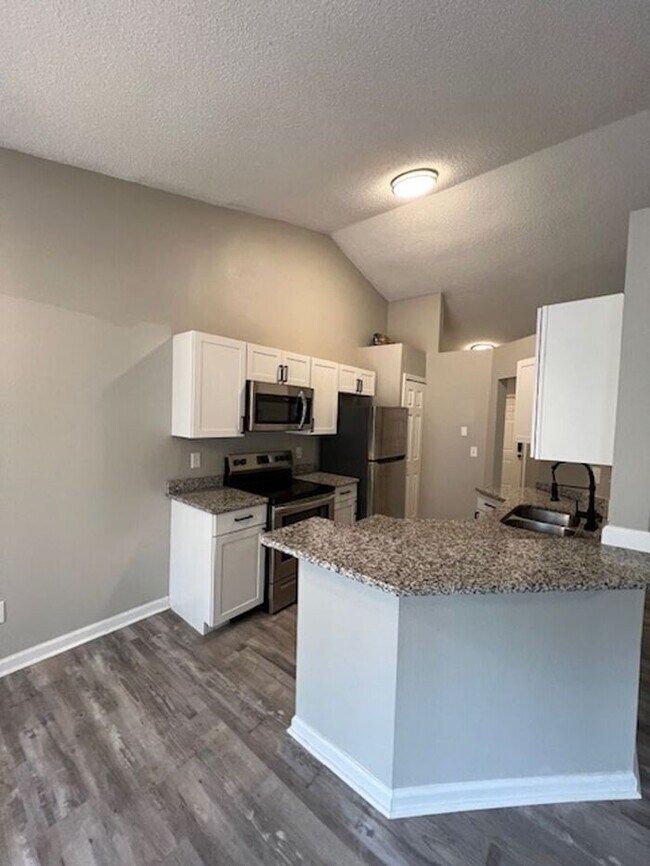 Building Photo - 3 Bedroom Updated Single Family Home