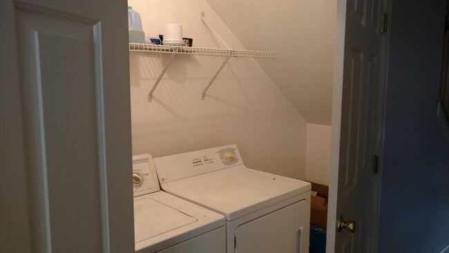 Building Photo - TOWNHOME IN SOUTHWEST MECKLENBURG/2 BR 2.5 BATH