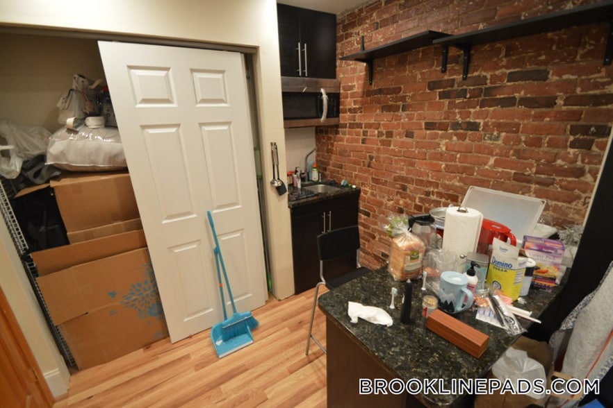 Building Photo - 1689 Beacon St