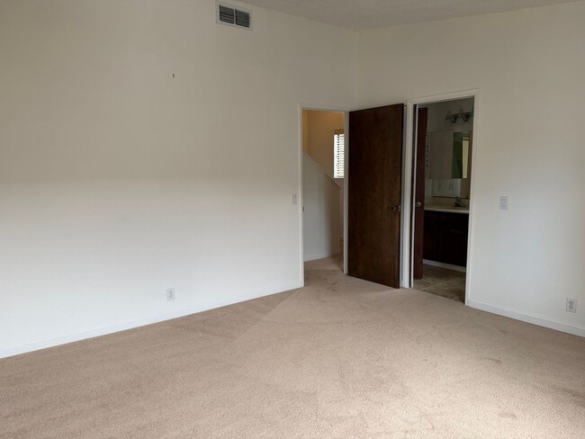 Building Photo - 1670 Sqft. 3 Bedroom, 2 Bath Gated Townhome for Rent in Citrus Heights.