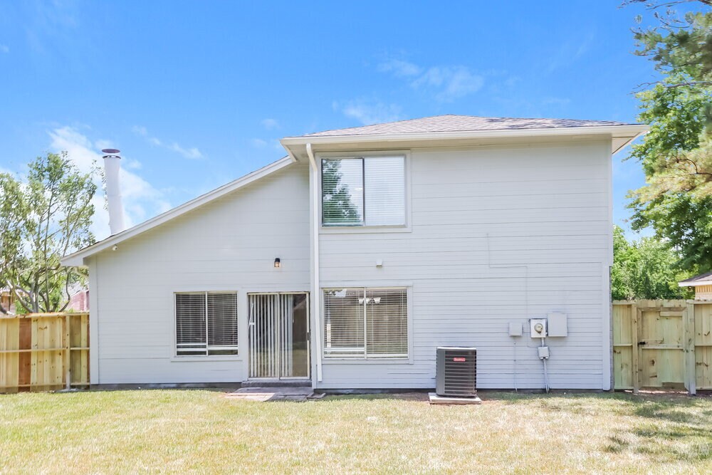 Building Photo - 15818 Gatebriar Dr