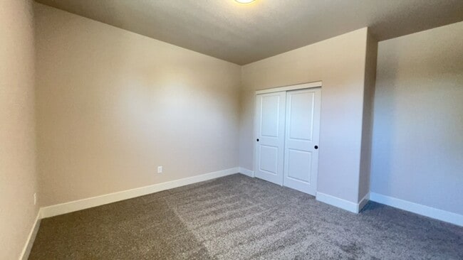 Building Photo - MUST SEE! 2/2.5/2 Townhome in Gardnerville