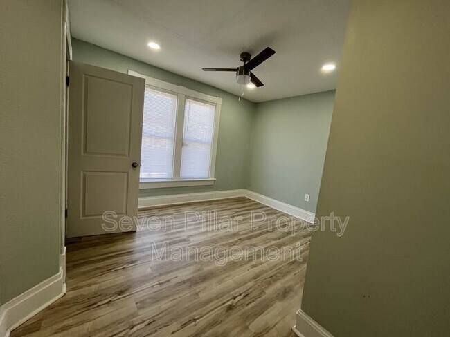 Building Photo - 1347 E Livingston Ave