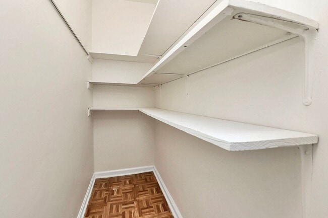 Building Photo - Cute 2 Bedroom Condo in Selwyn Village!