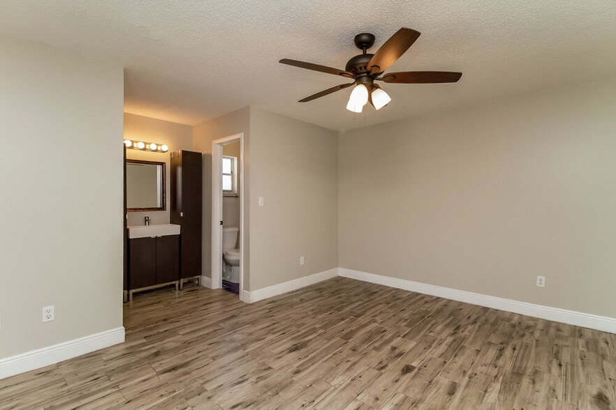 Building Photo - 1301 Baranova Rd