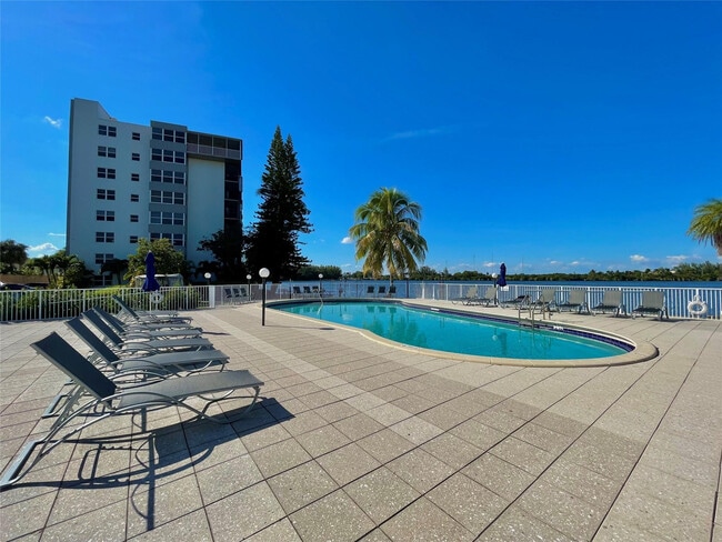 Building Photo - 1175 NE Miami Gardens Dr