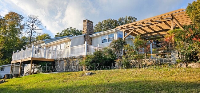 Building Photo - Cozy home with a stunning view!