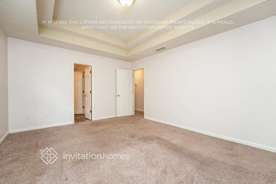 Building Photo - 2880 Park Chase Dr