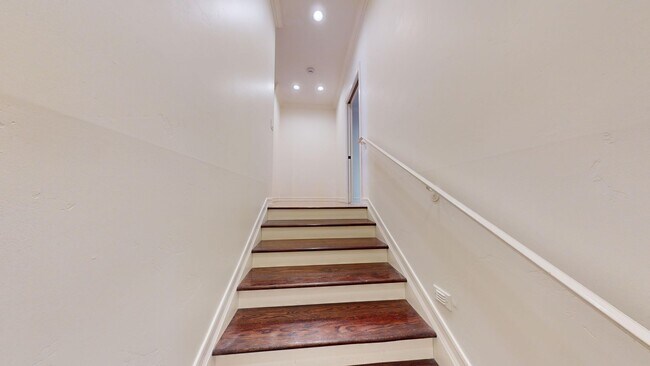 Building Photo - Spacious 4-bedroom 4.5 bath Home in a Gated Complex
