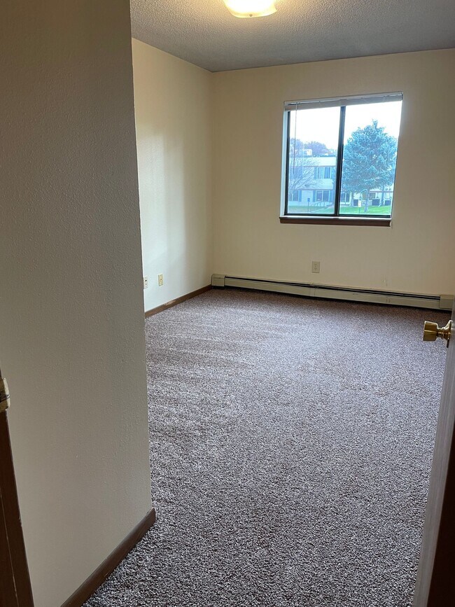 Building Photo - 4 Bedroom 2 Bathroom Apartment