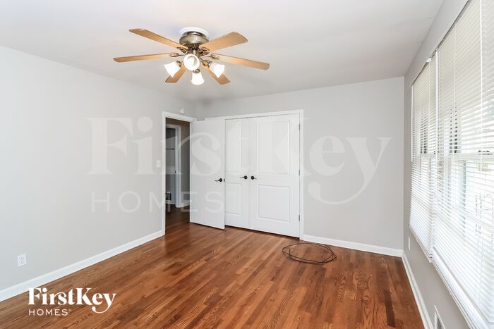 Building Photo - 102 Larose Cir SE