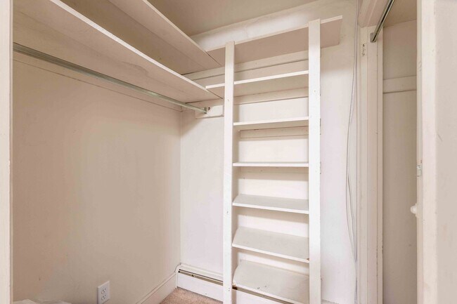 Building Photo - 2 bed/1 bath Townhome in WC Boro w/Off Street Parking