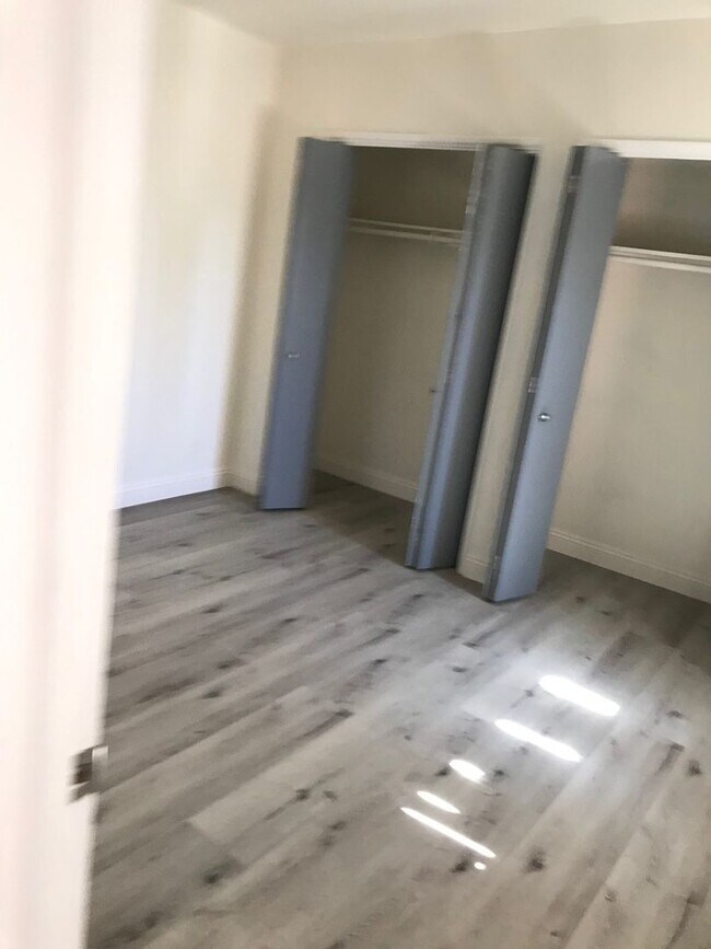 Building Photo - Spacious 1-Bedroom Apartment in Van Nuys –...