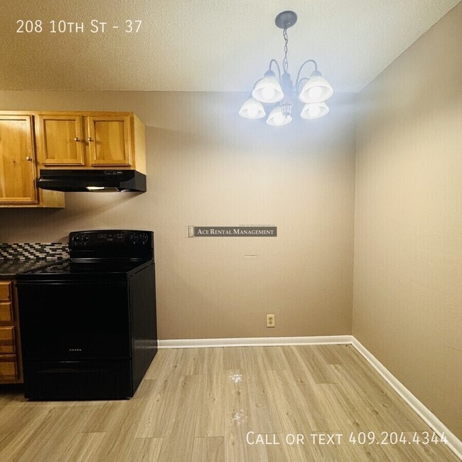 Building Photo - 208 N 10th St