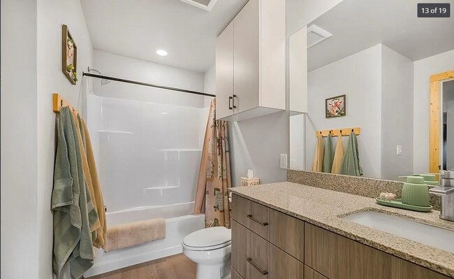 Building Photo - AWESOME 2 BED 1 BATH WITH AWESOME AMENITIE...