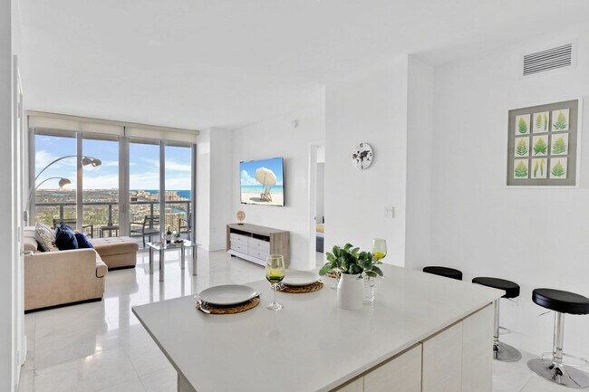 Building Photo - 2602 E Hallandale Beach Blvd