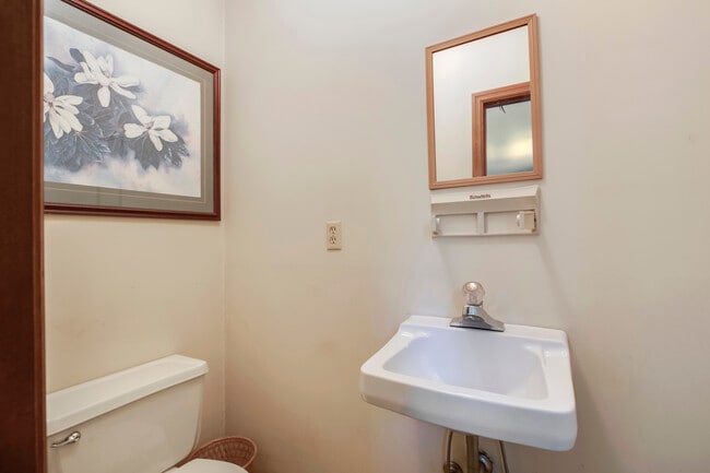 Building Photo - 702 W 6th Ave