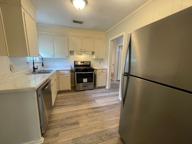 Building Photo - Don't Miss Out On This Swan Lake Beauty!