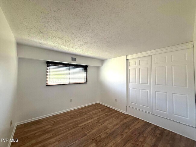 Building Photo - 1225 Carriage Cir