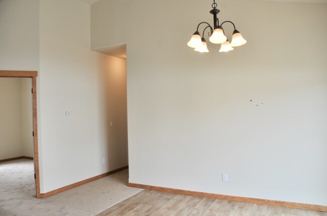 Building Photo - 3 bed 2 bath Crown Pointe Neighborhood wit...